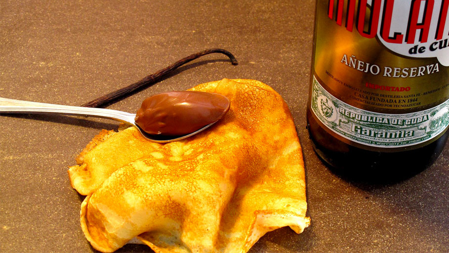 Crepes Fines A La Vanille Et Au Rhum Brun Les Recettes Aromatiques