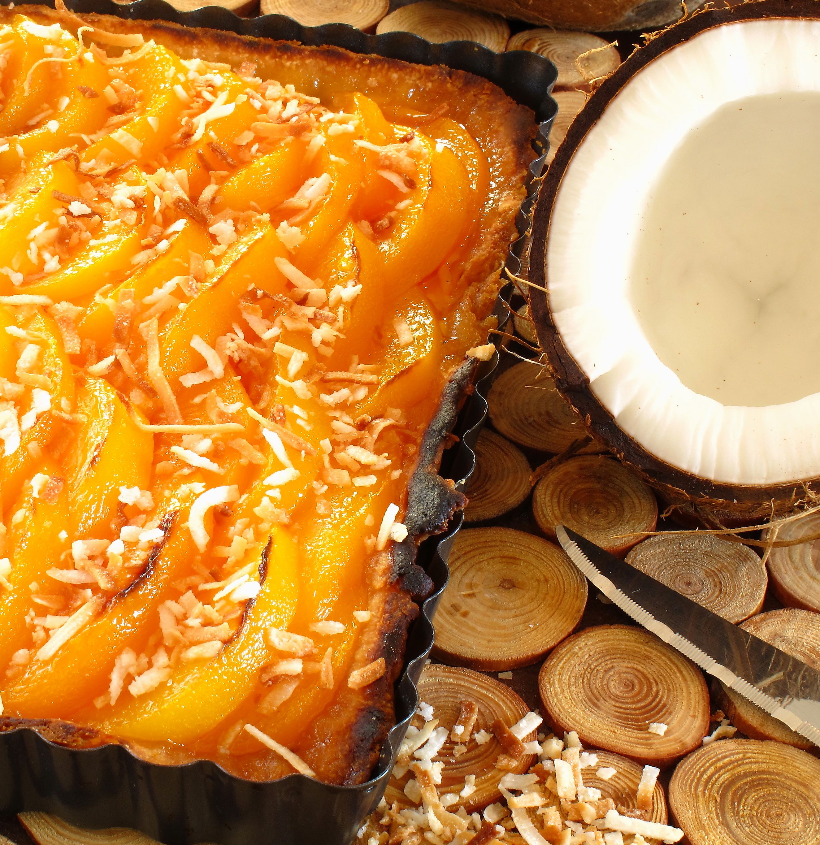 Tarte Aux Pêches Crème Pâtissière Au Lait De Coco Et Au Scotch Brindilles De Noix De Coco Rôties